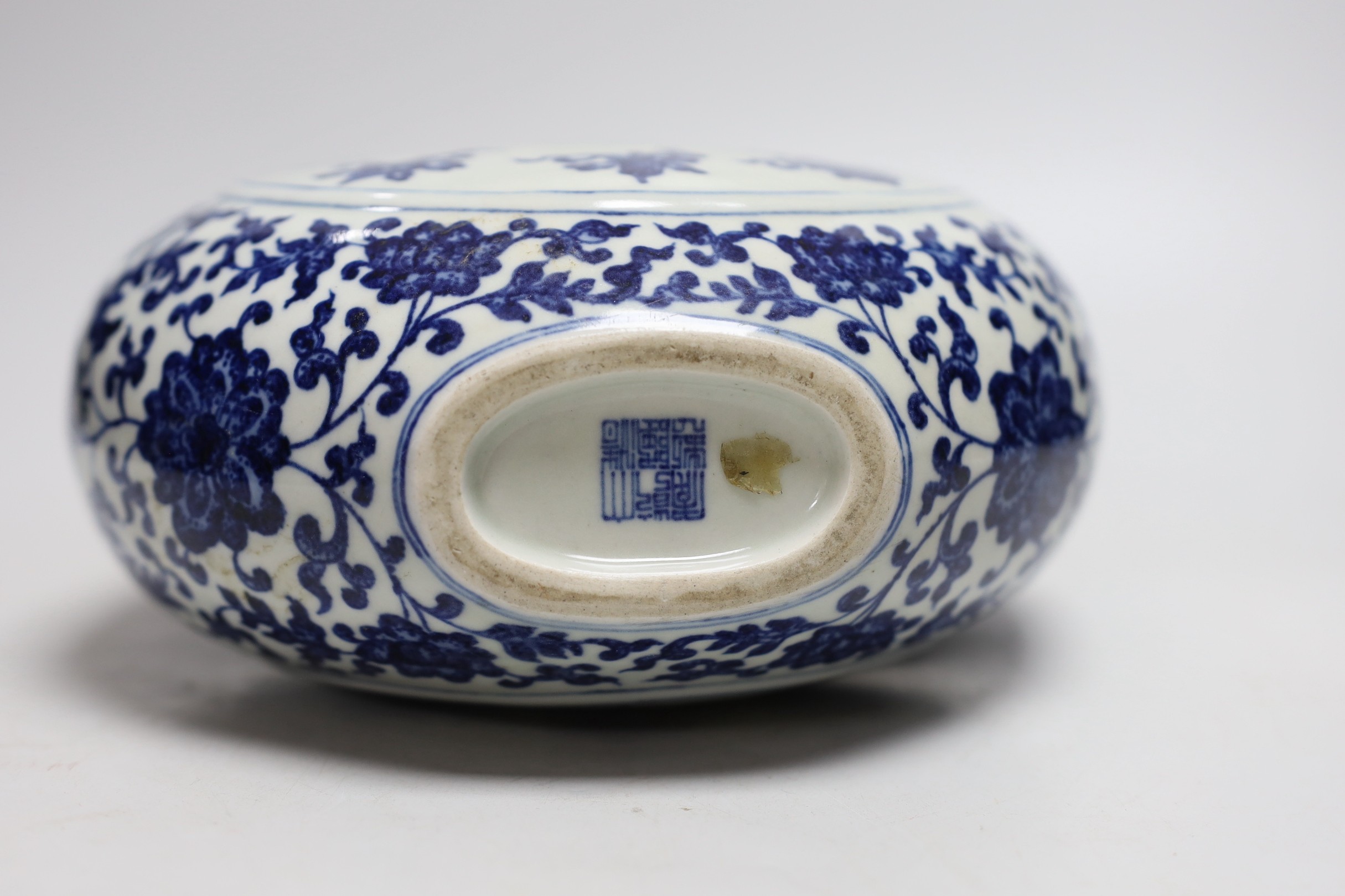 A Chinese blue and white moonflask, 8.5cms high